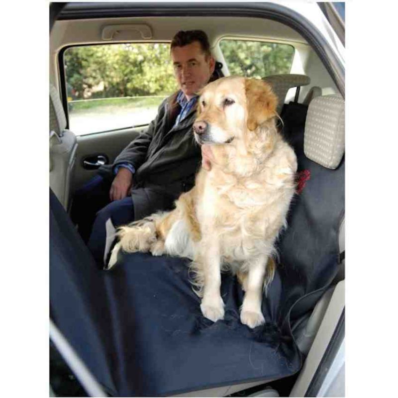 Le siège de voiture pour chien couvre le siège arrière du siège